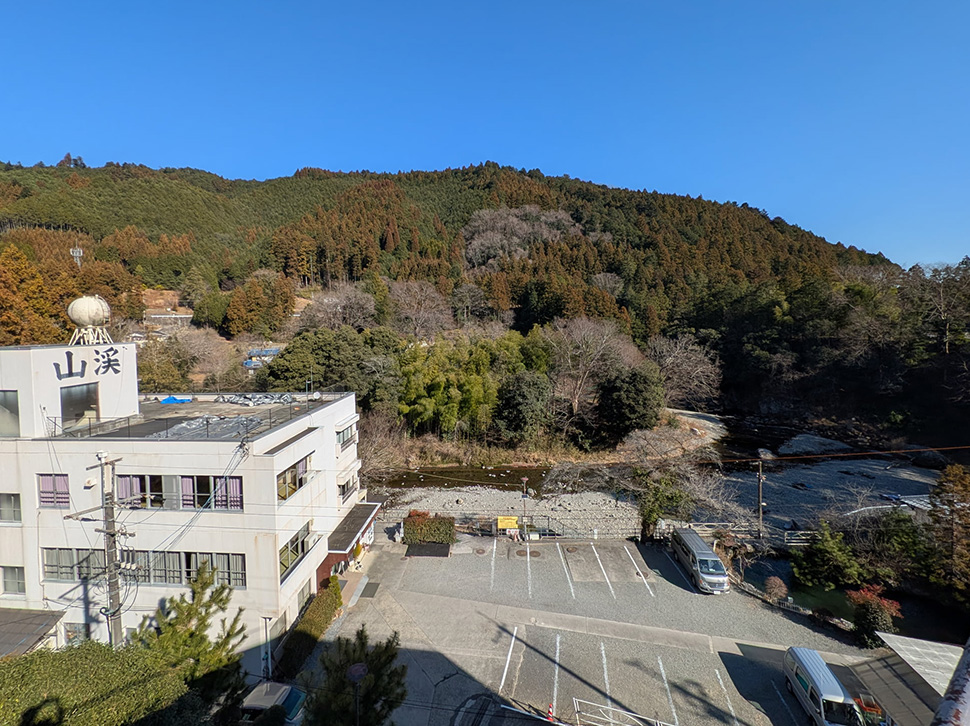東京都あきる野市の秋川渓谷に建つ観光旅館