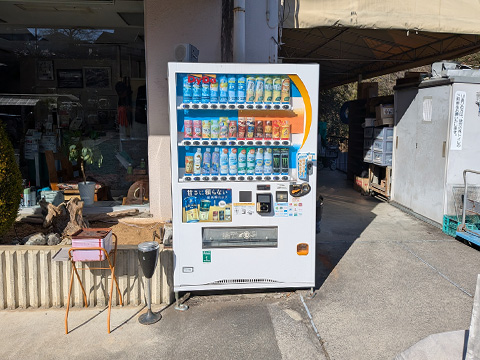 自動販売機・喫煙所あり