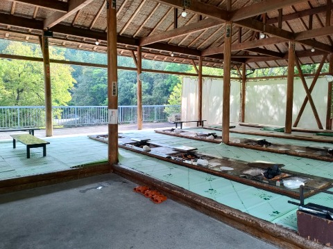 ①屋根付きスペース（100名）